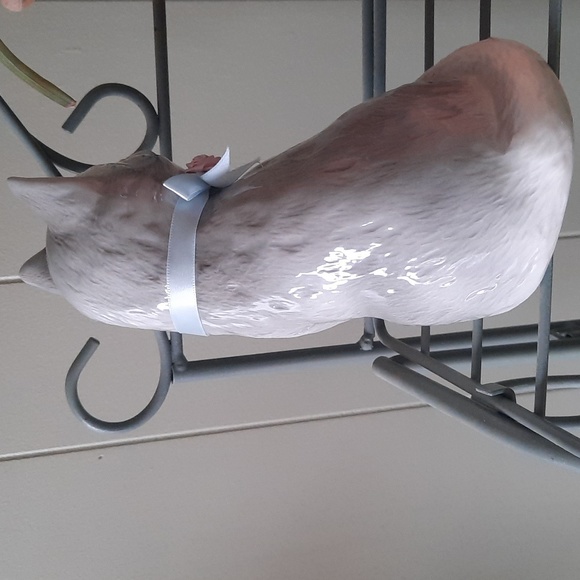 Vintage High Gloss Ceramic Gray and White Cat Figurine with blue & pink ribbon - Picture 5 of 9